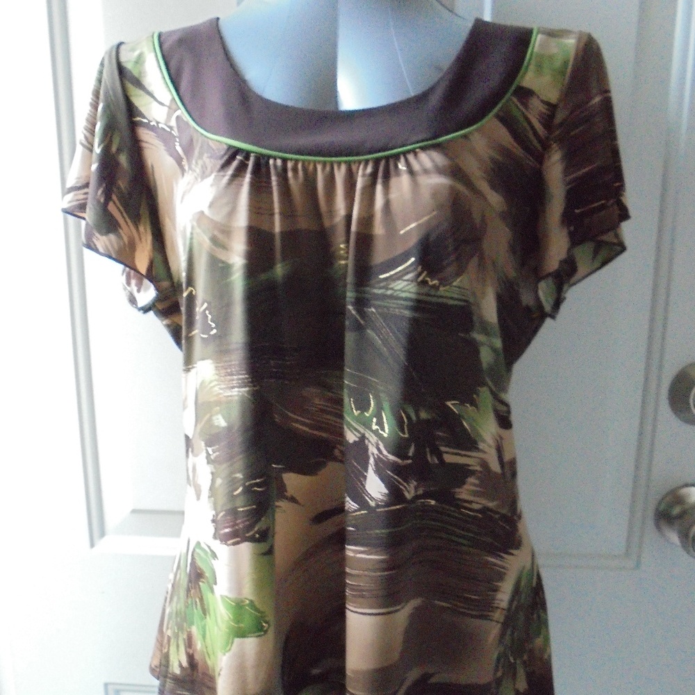 Women's Camo Short Sleeve Top Like NEW